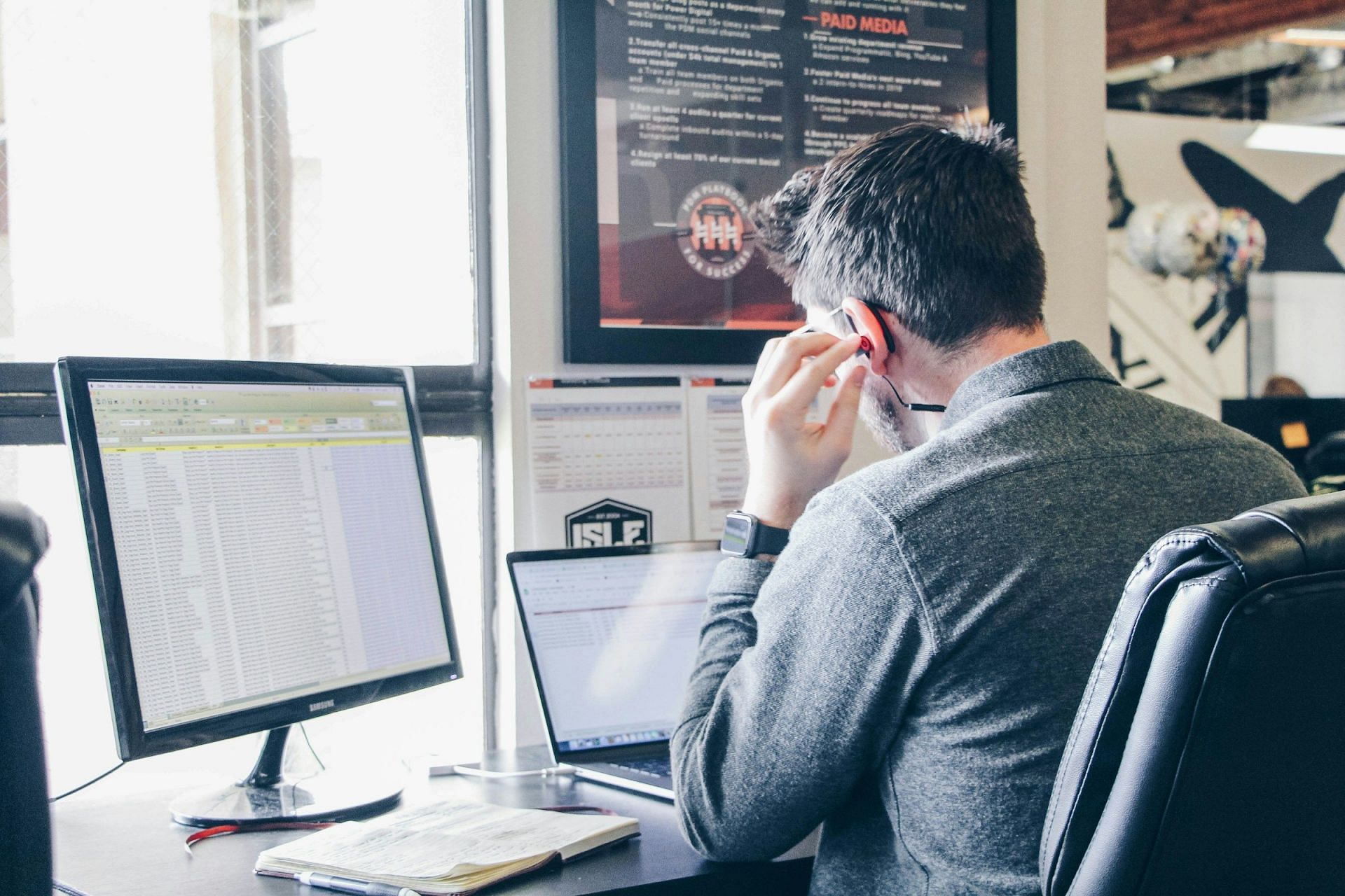 Desk Exercises (Image via Unsplash/Power Digital)